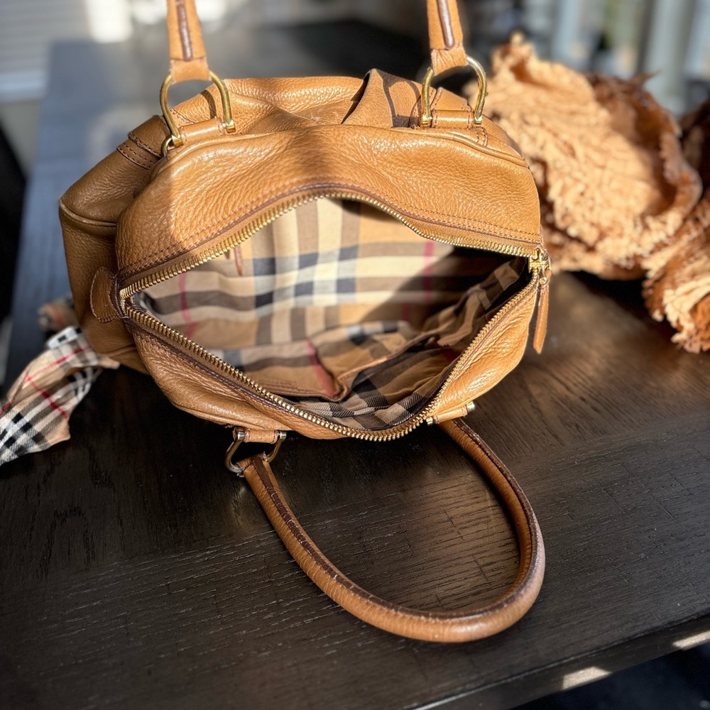 Vintage Burberry Shoulder bag Tan Elegant Brown Leather Handbag Gold hardware